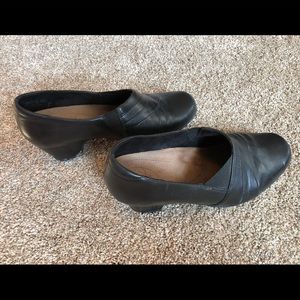 Clarks ankle boots with a heel - size 9 WIDE